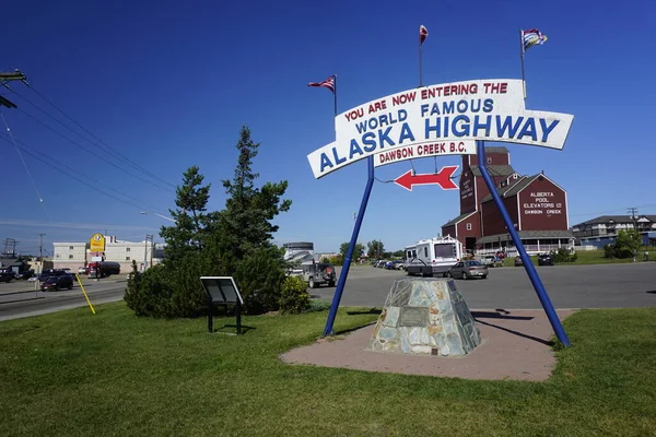 Πινακίδα Αυτοκινητοδρόμου Αλάσκα Στο Dawson Creek Στον Καναδά — Φωτογραφία Αρχείου