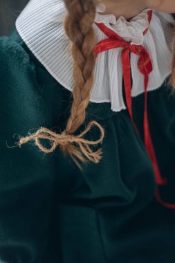 Bohem yeşil kız elbisesinin yakın plan görüntüsü