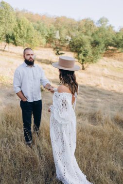 Kırsaldaki güzel çift, beyaz elbiseli yakışıklı sakallı adam ve kadın. 