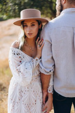 Kırsaldaki güzel çift, beyaz elbiseli yakışıklı sakallı adam ve kadın. 