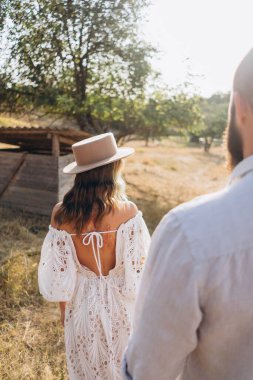 Kırsaldaki güzel çift, beyaz elbiseli yakışıklı sakallı adam ve kadın. 