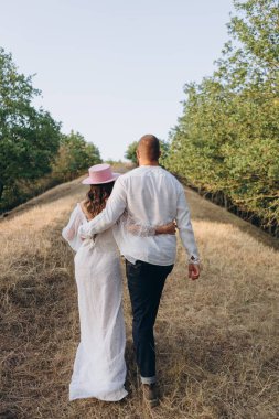 Kırsaldaki güzel çift, beyaz elbiseli yakışıklı sakallı adam ve kadın. 