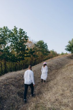 Kırsaldaki güzel çift, beyaz elbiseli yakışıklı sakallı adam ve kadın. 