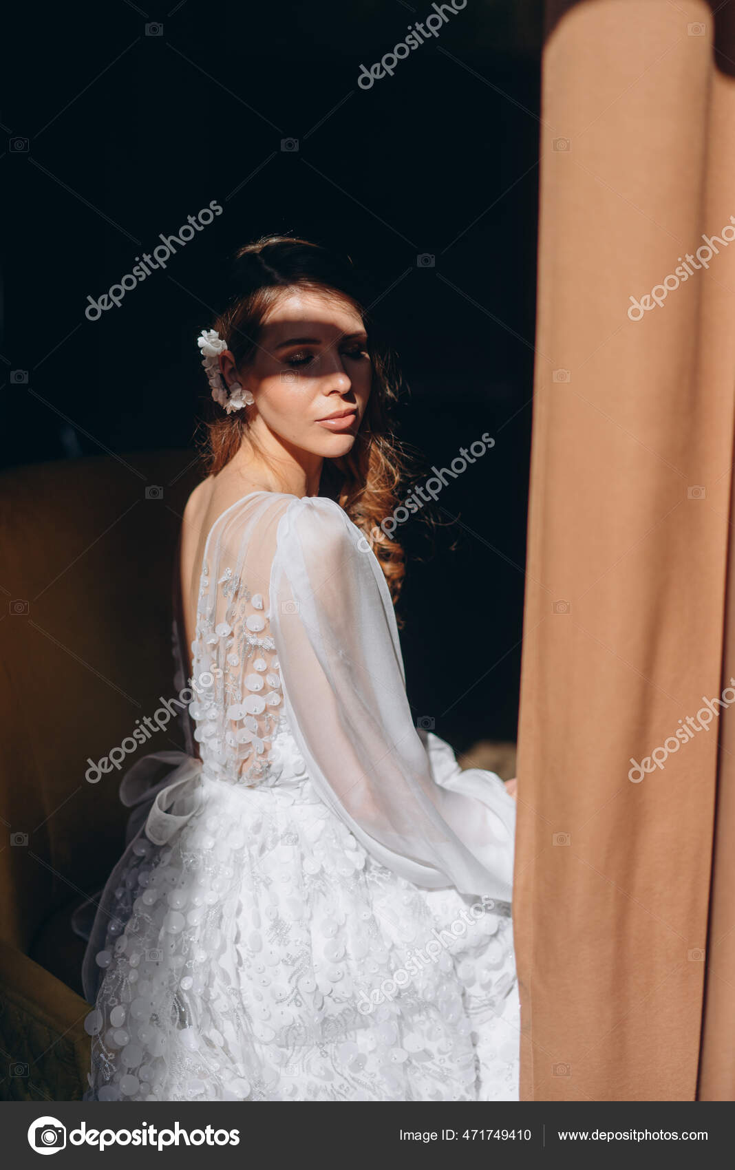 Menina Bonita Vestido Branco Longo Está Girando Perto Espelho