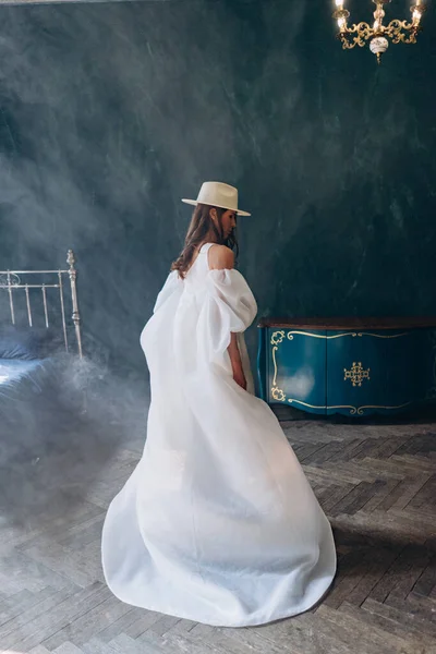 Fille Dans Une Belle Robe Sensuelle Blanche Chapeau Blanc Debout — Photo