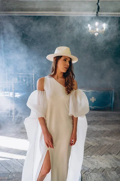 Fille Dans Une Belle Robe Sensuelle Blanche Chapeau Blanc Debout — Photo