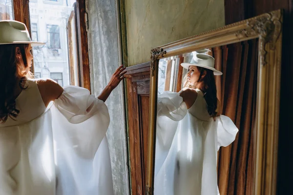 Reflejo Espejo Chica Hermoso Vestido Sensual Blanco Sombrero Blanco Pie —  Fotos de Stock