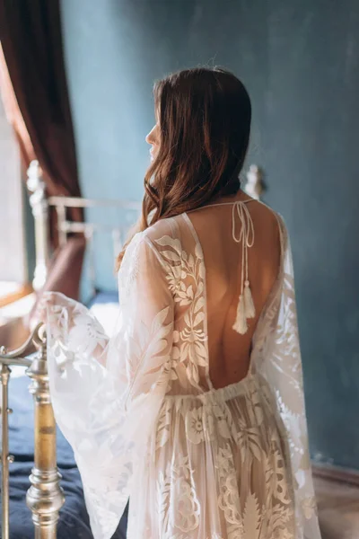 Fille Dans Une Belle Bohème Blanche Robe Florale Sensuelle Debout — Photo