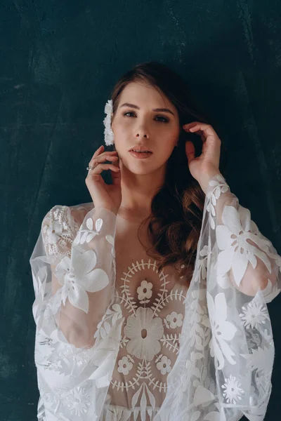 Chica Hermoso Vestido Floral Sensual Bohemio Blanco Con Flores Pelo — Foto de Stock