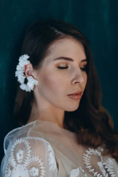 Meisje Een Mooie Witte Boheemse Sensuele Jurk Met Witte Bloemen — Stockfoto