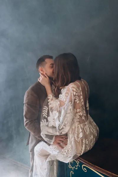 Giovane Sposo Abbracciare Baciare Sua Bella Sposa Vestita Con Vestito — Foto Stock