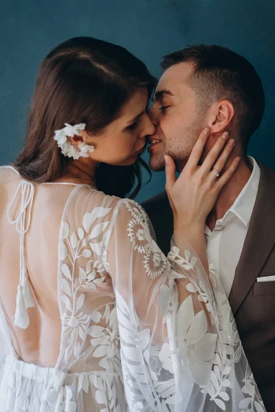 Bela Jovem Noiva Vestida Com Vestido Branco Boêmio Meia Volta — Fotografia de Stock