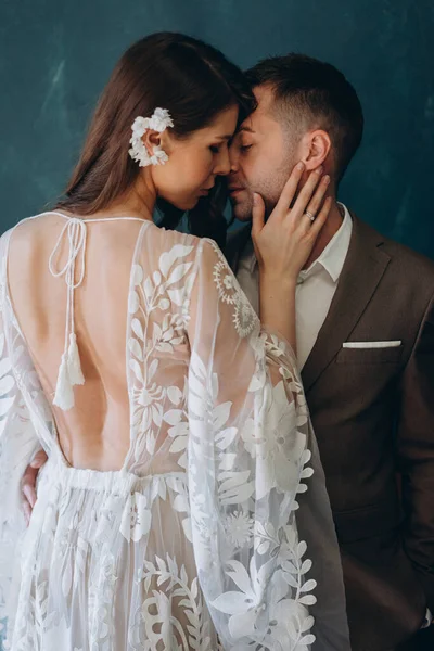 Bela Jovem Noiva Vestida Com Vestido Branco Boêmio Meia Volta — Fotografia de Stock