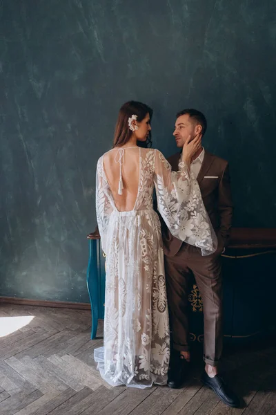 Belle Jeune Mariée Vêtue Une Robe Blanche Bohème Debout Demi — Photo