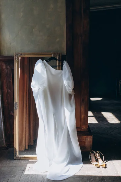 Vista Sol Bonito Vestido Tule Sensual Branco Pendurado Espelho Vintage — Fotografia de Stock