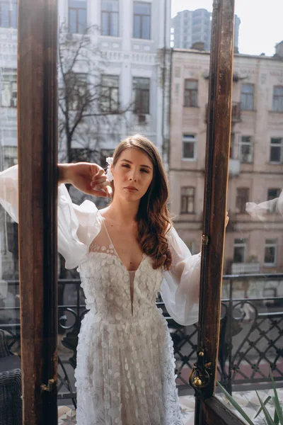 Balkonun Girişinde Duran Güzel Beyaz Bohem Tül Elbiseli Kız Kameraya — Stok fotoğraf