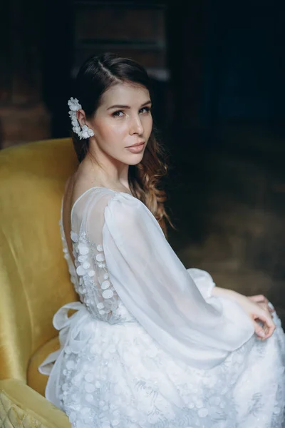 Fille Dans Une Belle Robe Tulle Bohème Blanc Assis Demi — Photo