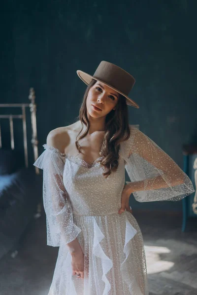 Fille Dans Une Belle Robe Tulle Sensuel Blanc Dans Chapeau — Photo