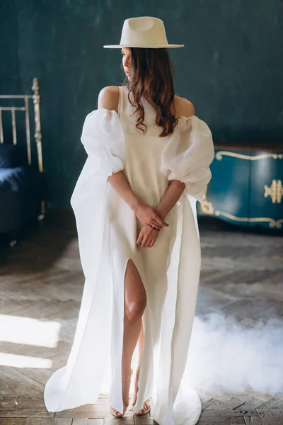 Mädchen Einem Wunderschönen Weißen Sinnlichen Kleid Und Weißem Hut Steht — Stockfoto