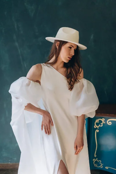 Fille Dans Une Belle Robe Sensuelle Blanche Chapeau Blanc Debout — Photo