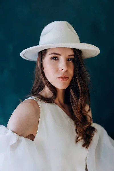 Menina Belo Vestido Sensual Branco Chapéu Branco Sala Azul Posando — Fotografia de Stock