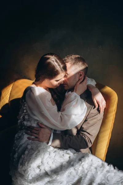 Homem Terno Elegante Sentado Cadeira Uma Menina Belo Vestido Tule — Fotografia de Stock