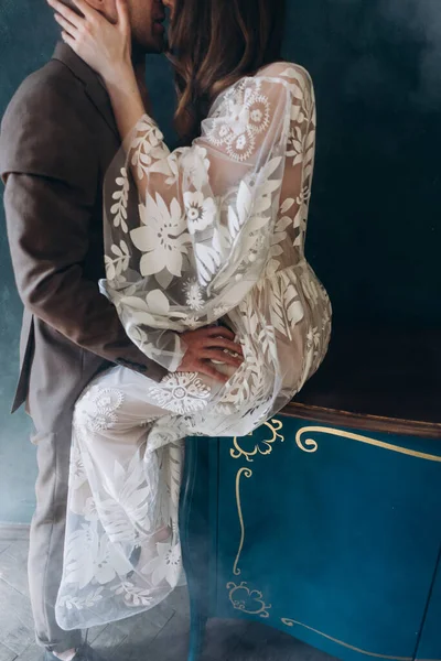 Fiatal Vőlegény Ölelés Csók Gyönyörű Menyasszony Öltözött Fehér Bohém Csipke — Stock Fotó