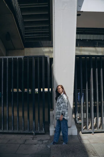 Retrato Uma Menina Com Sardas Jeans Uma Camisa Xadrez Perto — Fotografia de Stock