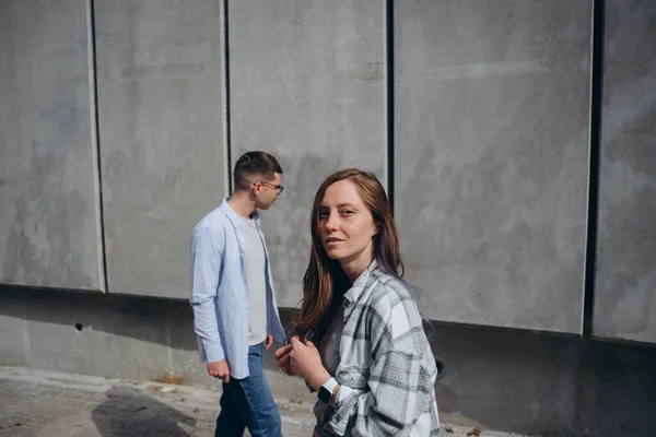 Foto Det Unga Paret Kärlek Promenader Runt Dagen Staden Bland — Stockfoto