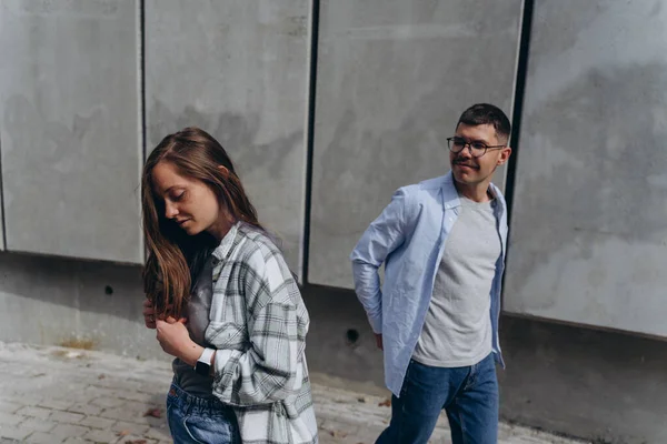 Foto Joven Pareja Enamorada Paseando Por Ciudad Entre Rascacielos — Foto de Stock