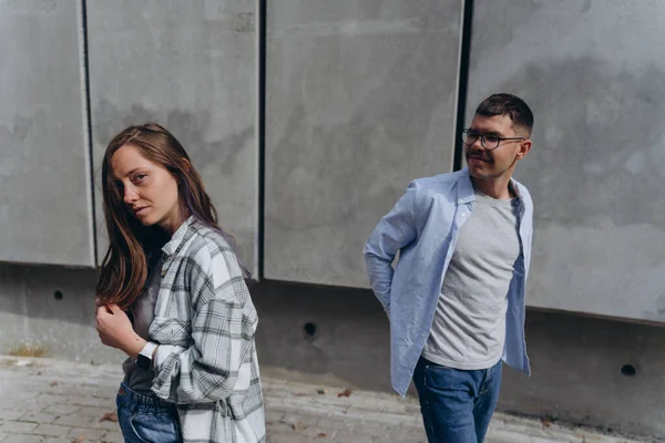 Foto Joven Pareja Enamorada Paseando Por Ciudad Entre Rascacielos — Foto de Stock