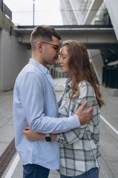 Foto Eines Jungen Paares Das Sich Auf Der Straße Sanft — Stockfoto