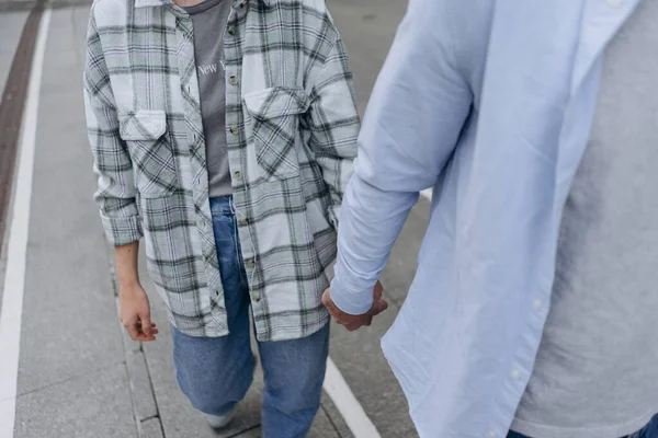 Foto Des Jungen Verliebten Paares Beim Spaziergang Durch Die Tagesstadt — Stockfoto