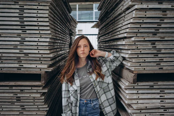 Retrato Una Chica Con Pecas Jeans Una Camisa Cuadros Pie — Foto de Stock