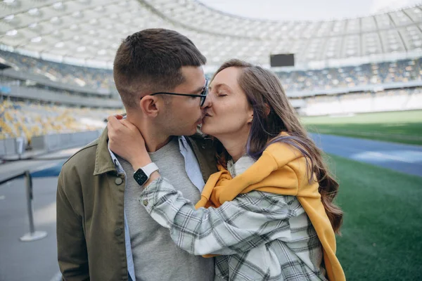 Foto Eines Paares Das Auf Einem Leeren Fußballfeld Steht Und — Stockfoto