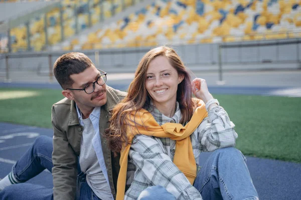 Foto Eines Paares Das Auf Einem Leeren Fußballfeld Sitzt — Stockfoto