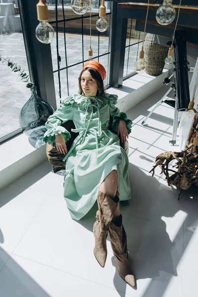 Mode Foto Glamorös Kvinna Klädd Designer Grön Klänning Med Ljus — Stockfoto