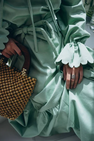 Foto Moda Una Mujer Glamorosa Vestida Con Vestido Verde Diseño —  Fotos de Stock