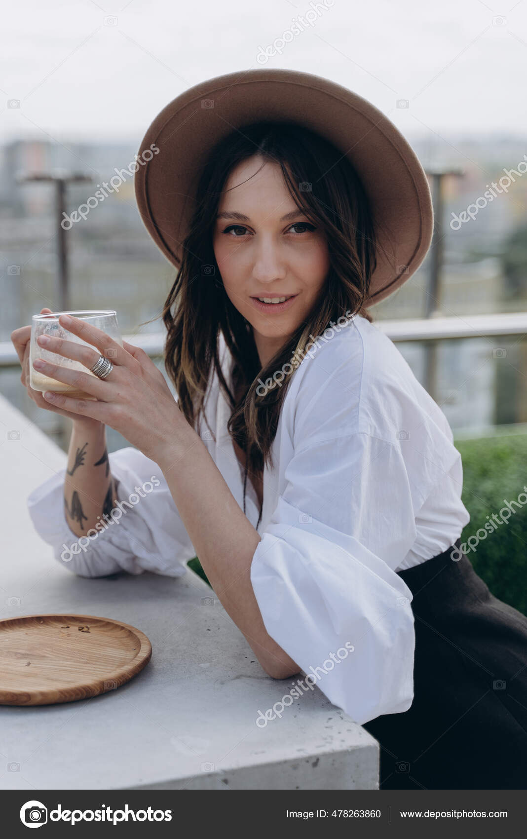 Модная Фотография Дерзкой Женщины Одетой Стильное Белое Платье.