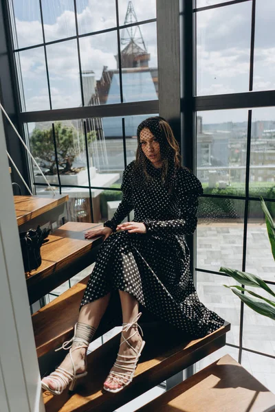 Foto Moda Una Hermosa Mujer Con Velo Vestida Con Elegante — Foto de Stock