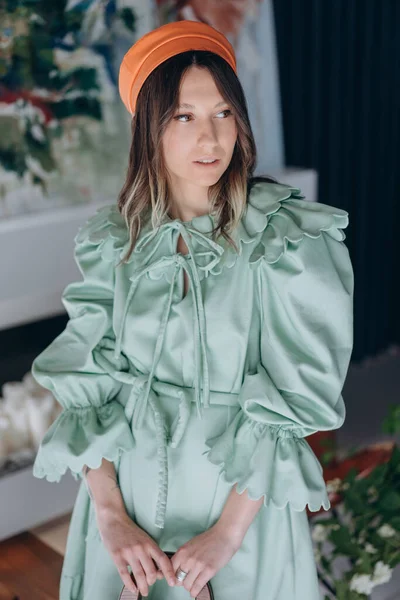 Photo Mode Une Femme Glamour Vêtue Une Robe Verte Design — Photo