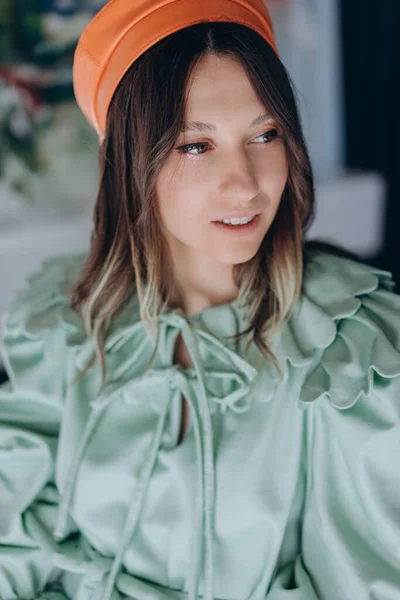 Photo Mode Une Femme Glamour Vêtue Une Robe Verte Design — Photo