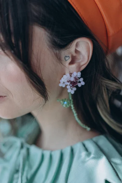 Vista Cerca Una Mujer Glamorosa Vestida Con Vestido Verde Diseño — Foto de Stock