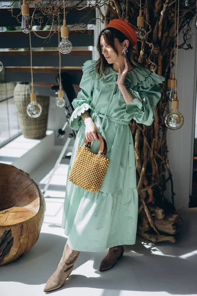 Photo Mode Une Femme Glamour Vêtue Une Robe Verte Design — Photo