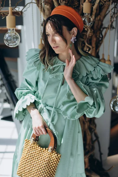 Mode Foto Glamorös Kvinna Klädd Designer Grön Klänning Med Ljus — Stockfoto