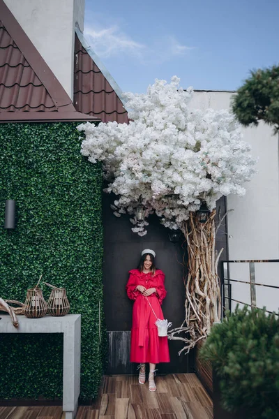 Foto Moda Una Mujer Glamorosa Vestida Con Vestido Diseñador Con — Foto de Stock