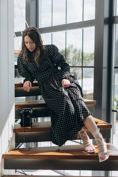 Foto Moda Una Hermosa Mujer Con Velo Vestida Con Elegante — Foto de Stock