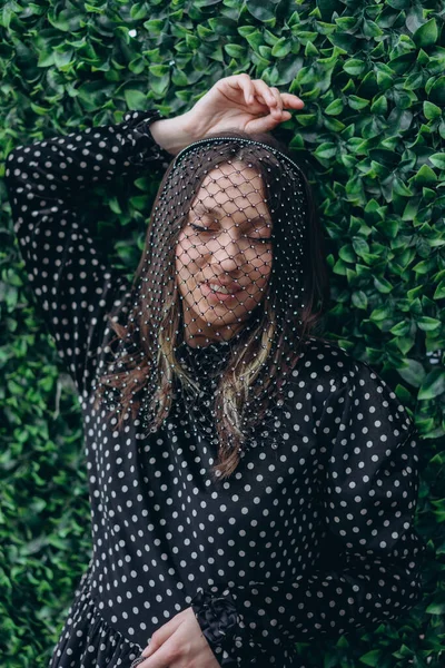 Foto Moda Una Hermosa Mujer Con Velo Vestida Con Elegante — Foto de Stock