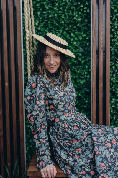 Foto Una Hermosa Mujer Vestida Con Elegante Vestido Floral Sombrero — Foto de Stock