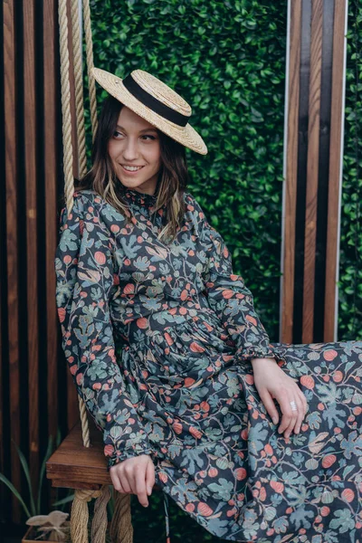 Foto Una Hermosa Mujer Vestida Con Elegante Vestido Floral Sombrero — Foto de Stock